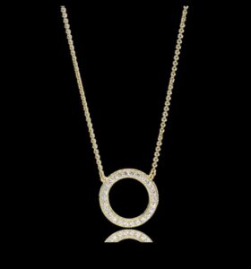 Signature Sparkle: Φωτίστε το στυλ σας με τα εμβληματικά μας κολιέ